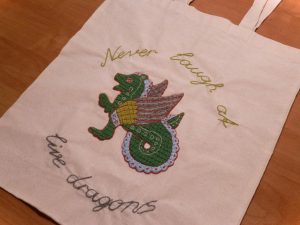 medieval, embroidery, living history, stickerei, historisch, pflanzengefärbte, wolle,  historische, embroidered,  Mittelalter, mittelalterliche, historische, Stickerei, Sticktechnik, middle ages, bayeux, motiv, manuskript, Manuskript,  couching, anlegetechnik, couched, dragon, Drache, tote bag, einkaufstasche, beutel