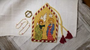 Heiligenszene, gestickt, Ziegelstich, Brick Stitch, medieval, embroidery, Maria Verkündigung, Visitation, embroidered, historisch, Mittelalter, medieval, embroidery, mittelalterliche, historische, Stickerei, Sticktechnik, middle ages, muster, pattern, counted embroidery, zählstickerei