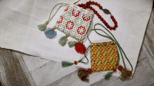 alms purse, alms pouch, almosenbeutel, reliquienbeutel, reliquary pouch, reliquary purse, replica, Replik, Ziegelstich, brick stitch, medieval, embroidery, living history, historische, 
embroidered,  Mittelalter, mittelalterliche, historische, Stickerei, Sticktechnik, middle ages, muster, pattern, counted embroidery, zählstickerei