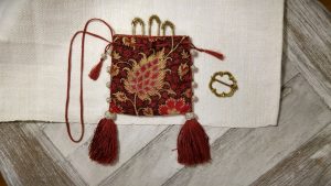 alms purse, alms pouch, almosenbeutel, reliquienbeutel, reliquary pouch, reliquary purse, replica, Replik, living history, Mittelalter, mittelalterliche, Tasche, historische, Stickerei, Sticktechnik, middle ages, Seidenstoff, silk fabric, medieval, historisch, silberlahn, silver thread