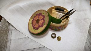 embroidered box, Ziegelstich, brick stitch, medieval, embroidery, living history, mittelalter, stickerei, historisch, klosterstich, cloister stitch
historische, embroidered,  Mittelalter, mittelalterliche, historische, Stickerei, Sticktechnik,  anlegetechnik, couched, middle ages, muster, pattern, counted embroidery, zählstickerei, bestickte, Dose