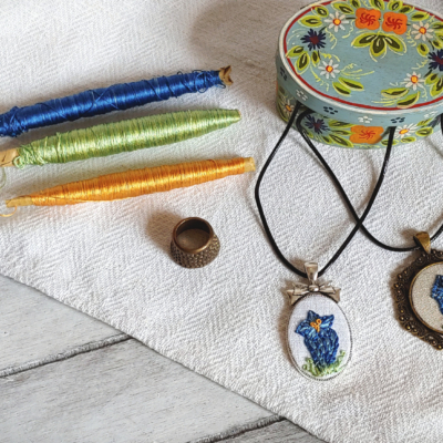 enzian, gentian, accessoire, bestickter, blumen, blumenstickerei, botanical, dirndl, dirndlaccessoire, dirndlaccessoires , dirndlhochzeit, dirndlkette, dirndlschmuck, diy, embroidered, embroidery, floral, florals, flowers, gestickte, gestickter, handgestickt, handmade, handstitched, Handwerk, individuell, kettenanhänger , nach Wunsch, natural, pendant, pflanzengefärbt, pflanzengefärbte, plantdyed, schmuck, seide, silk, stitched, Tirol, tracht, trachtenhochzeit, trachtenmode, trachtenschmuck , trachtenstickerei, Unikat, Tradition, altes, alte, Fäden