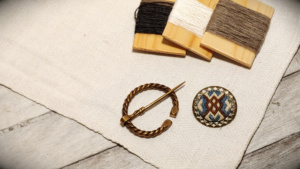 brosche, brooch, replica, Replik, Ziegelstich, brick stitch, medieval, embroidery, living history,  stickerei, historisch, muster, pattern, counted embroidery, zählstickerei, historische, embroidered,  Mittelalter, mittelalterliche, historische, Stickerei, Sticktechnik,  middle ages, muster, pattern, counted embroidery, zählstickerei