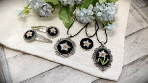 accessoire, bestickter, blumen, blumenstickerei, botanical, dirndl, dirndlaccessoire, dirndlaccessoires , dirndlhochzeit, dirndlkette, dirndlschmuck, diy, edelweiss, edelweiß, embroidered, embroidery, floral, florals, flowers, gestickte, gestickter, handgestickt, handmade, handstitched, Handwerk, individuell, kettenanhänger , nach Wunsch, natural, pendant, pflanzengefärbt, pflanzengefärbte, plantdyed, schmuck, seide, silk, stitched, Tirol, tracht, trachtenhochzeit, trachtenmode, trachtenschmuck , trachtenstickerei, Unikat, Tradition, altes, alte, Fäden