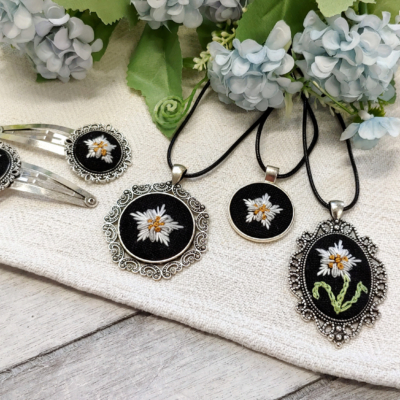 accessoire, bestickter, blumen, blumenstickerei, botanical, dirndl, dirndlaccessoire, dirndlaccessoires , dirndlhochzeit, dirndlkette, dirndlschmuck, diy, edelweiss, edelweiß, embroidered, embroidery, floral, florals, flowers, gestickte, gestickter, handgestickt, handmade, handstitched, Handwerk, individuell, kettenanhänger , nach Wunsch, natural, pendant, pflanzengefärbt, pflanzengefärbte, plantdyed, schmuck, seide, silk, stitched, Tirol, tracht, trachtenhochzeit, trachtenmode, trachtenschmuck , trachtenstickerei, Unikat, Tradition, altes, alte, Fäden