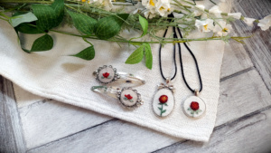 accessoire, bestickter, blumen, blumenstickerei, botanical, dirndl, dirndlaccessoire, dirndlaccessoires , dirndlhochzeit, dirndlkette, dirndlschmuck, diy, rosen, roses, red rose, embroidered, embroidery, floral, florals, flowers, gestickte, gestickter, handgestickt, handmade, handstitched, Handwerk, individuell, kettenanhänger , nach Wunsch, natural, pendant, pflanzengefärbt, pflanzengefärbte, plantdyed, schmuck, seide, silk, stitched, Tirol, tracht, trachtenhochzeit, trachtenmode, trachtenschmuck , trachtenstickerei, Unikat, Tradition, altes, alte, Fäden, haarschmuck, hair clip, , haare