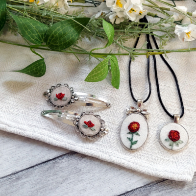 accessoire, bestickter, blumen, blumenstickerei, botanical, dirndl, dirndlaccessoire, dirndlaccessoires , dirndlhochzeit, dirndlkette, dirndlschmuck, diy, rosen, roses, red rose, embroidered, embroidery, floral, florals, flowers, gestickte, gestickter, handgestickt, handmade, handstitched, Handwerk, individuell, kettenanhänger , nach Wunsch, natural, pendant, pflanzengefärbt, pflanzengefärbte, plantdyed, schmuck, seide, silk, stitched, Tirol, tracht, trachtenhochzeit, trachtenmode, trachtenschmuck , trachtenstickerei, Unikat, Tradition, altes, alte, Fäden, haarschmuck, hair clip, , haare