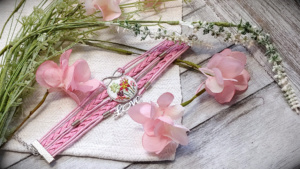 accessoire, bestickter, blumen, blumenstickerei, botanical, dirndl, dirndlaccessoire, dirndlaccessoires, dirndlhochzeit, dirndlschmuck, diy, meadow, blumenwiese, embroidered, embroidery, floral, florals, flowers, gestickte, gestickter, handgestickt, handmade, handstitched, Handwerk, individuell, armband, lederarmband, bracelet, wristband, nach Wunsch, natural, pendant, pflanzengefärbt, pflanzengefärbte, plantdyed, schmuck, seide, silk, stitched, Tirol, tracht, trachtenhochzeit, trachtenmode, trachtenschmuck , trachtenstickerei, Unikat, Tradition, altes, alte, Fäden, rosarot, pink, rose, leather, leder, love, schriftzug