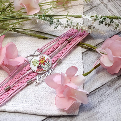 accessoire, bestickter, blumen, blumenstickerei, botanical, dirndl, dirndlaccessoire, dirndlaccessoires, dirndlhochzeit, dirndlschmuck, diy, meadow, blumenwiese, embroidered, embroidery, floral, florals, flowers, gestickte, gestickter, handgestickt, handmade, handstitched, Handwerk, individuell, armband, lederarmband, bracelet, wristband, nach Wunsch, natural, pendant, pflanzengefärbt, pflanzengefärbte, plantdyed, schmuck, seide, silk, stitched, Tirol, tracht, trachtenhochzeit, trachtenmode, trachtenschmuck , trachtenstickerei, Unikat, Tradition, altes, alte, Fäden, rosarot, pink, rose, leather, leder, love, schriftzug