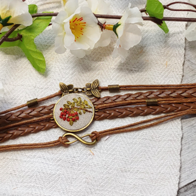 accessoire, bestickter, blumen, blumenstickerei, botanical, dirndl, dirndlaccessoire, dirndlaccessoires, dirndlhochzeit, dirndlschmuck, diy, vogelbeere, rowan, embroidered, embroidery, floral, florals, flowers, gestickte, gestickter, handgestickt, handmade, handstitched, Handwerk, individuell, armband, lederarmband, bracelet, wristband, nach Wunsch, natural, pendant, pflanzengefärbt, pflanzengefärbte, plantdyed, schmuck, seide, silk, stitched, Tirol, tracht, trachtenhochzeit, trachtenmode, trachtenschmuck , trachtenstickerei, Unikat, Tradition, altes, alte, Fäden, braun, brown, leather, leder, eternity