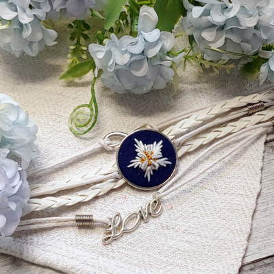 accessoire, bestickter, blumen, blumenstickerei, botanical, dirndl, dirndlaccessoire, dirndlaccessoires, dirndlhochzeit, dirndlschmuck, diy, edelweiss, edelweiß, embroidered, embroidery, floral, florals, flowers, gestickte, gestickter, handgestickt, handmade, handstitched, Handwerk, individuell, armband, lederarmband, bracelet, wristband, nach Wunsch, natural, pendant, pflanzengefärbt, pflanzengefärbte, plantdyed, schmuck, seide, silk, stitched, Tirol, tracht, trachtenhochzeit, trachtenmode, trachtenschmuck , trachtenstickerei, Unikat, Tradition, altes, alte, Fäden, white, weiß, leder, leather, love, schriftzug