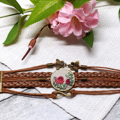 ccessoire, bestickter, blumen, blumenstickerei, botanical, dirndl, dirndlaccessoire, dirndlaccessoires, dirndlhochzeit, dirndlschmuck, diy, rosen, rose, bullion knot, embroidered, embroidery, floral, florals, flowers, gestickte, gestickter, handgestickt, handmade, handstitched, Handwerk, individuell, armband, lederarmband, bracelet, wristband, nach Wunsch, natural, pendant, pflanzengefärbt, pflanzengefärbte, plantdyed, schmuck, seide, silk, stitched, Tirol, tracht, trachtenhochzeit, trachtenmode, trachtenschmuck , trachtenstickerei, Unikat, Tradition, altes, alte, Fäden, braun, brown, leather, leder, eternity