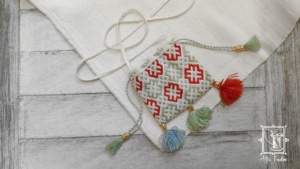 alms purse, alms pouch, almosenbeutel, reliquienbeutel, reliquary pouch, reliquary purse, replica, Replik, Ziegelstich, brick stitch, medieval, embroidery, living history, lebendige Geschichte, Accessoire, accessory, acessoire, embroidered,  embroidery, Mittelalter, mittelalterliche, historische, Stickerei, Sticktechnik, middle ages, Middle Ages, muster, pattern, counted embroidery, zählstickerei, reenactment, Beutel, Tasche, Seidenfaden, pflanzlich gefärbt, echte Seide, plantdyed, silk thread, Bock Collection, V&A, museum, London, extant, original, authentic, authentisch