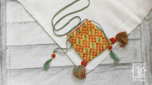 alms purse, alms pouch, almosenbeutel, reliquienbeutel, reliquary pouch, reliquary purse, replica, Replik, Ziegelstich, brick stitch, medieval, embroidery, living history, lebendige Geschichte, Accessoire, accessory, acessoire, embroidered,  embroidery, Mittelalter, mittelalterliche, historische, Stickerei, Sticktechnik, middle ages, Middle Ages, muster, pattern, counted embroidery, zählstickerei, reenactment, Beutel, Tasche, Seidenfaden, pflanzlich gefärbt, echte Seide, plantdyed, silk thread, Soignies, Eglise Saint-Vincent,