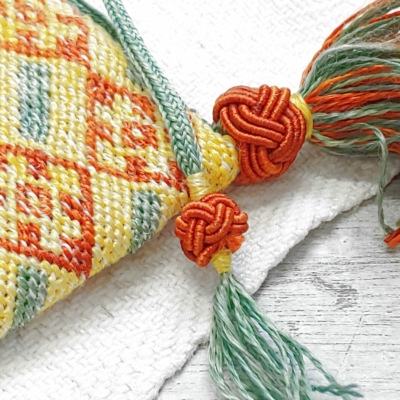 alms purse, alms pouch, almosenbeutel, reliquienbeutel, reliquary pouch, reliquary purse, replica, Replik, Ziegelstich, brick stitch, medieval, embroidery, living history, lebendige Geschichte, Accessoire, accessory, acessoire, embroidered, embroidery, Mittelalter, mittelalterliche, historische, Stickerei, Sticktechnik, middle ages, Middle Ages, muster, pattern, counted embroidery, zählstickerei, reenactment, Beutel, Tasche, Seidenfaden, pflanzlich gefärbt, echte Seide, plantdyed, silk thread, Soignies, Eglise Saint-Vincent, silk, gimp, Gimpe, Turk&#039;s head, knot, Türkenknoten, tassel, decoration, Verzierung 