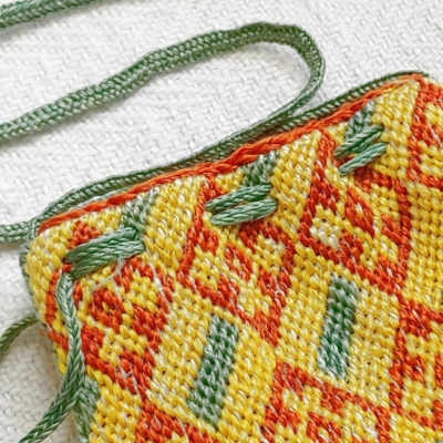 alms purse, alms pouch, almosenbeutel, reliquienbeutel, reliquary pouch, reliquary purse, replica, Replik, Ziegelstich, brick stitch, medieval, embroidery, living history, lebendige Geschichte, Accessoire, accessory, acessoire, embroidered, embroidery, Mittelalter, mittelalterliche, historische, Stickerei, Sticktechnik, middle ages, Middle Ages, muster, pattern, counted embroidery, zählstickerei, reenactment, Beutel, Tasche, Seidenfaden, pflanzlich gefärbt, echte Seide, plantdyed, silk thread, Soignies, Eglise Saint-Vincent, fingerloop, Fingerschlaufen, weben, fingerlooped, drawstring, hanging, 