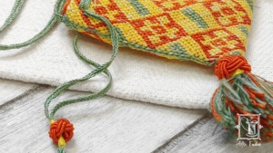 alms purse, alms pouch, almosenbeutel, reliquienbeutel, reliquary pouch, reliquary purse, replica, Replik, Ziegelstich, brick stitch, medieval, embroidery, living history, lebendige Geschichte, Accessoire, accessory, acessoire, embroidered,  embroidery, Mittelalter, mittelalterliche, historische, Stickerei, Sticktechnik, middle ages, Middle Ages, muster, pattern, counted embroidery, zählstickerei, reenactment, Beutel, Tasche, Seidenfaden, pflanzlich gefärbt, echte Seide, plantdyed, silk thread, Soignies, Eglise Saint-Vincent, silk, gimp, Gimpe, Turk's head, knot, Türkenknoten, tassel, decoration, Verzierung