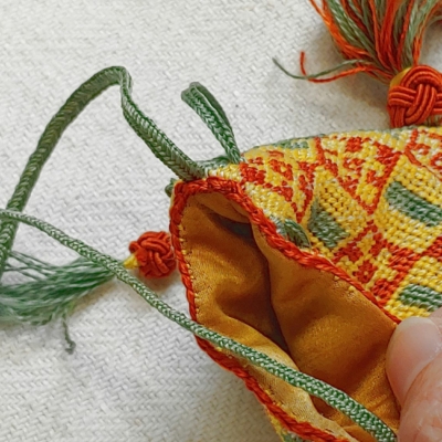 alms purse, alms pouch, almosenbeutel, reliquienbeutel, reliquary pouch, reliquary purse, replica, Replik, Ziegelstich, brick stitch, medieval, embroidery, living history, lebendige Geschichte, Accessoire, accessory, acessoire, embroidered, embroidery, Mittelalter, mittelalterliche, historische, Stickerei, Sticktechnik, middle ages, Middle Ages, muster, pattern, counted embroidery, zählstickerei, reenactment, Beutel, Tasche, Seidenfaden, pflanzlich gefärbt, echte Seide, plantdyed, silk thread, Soignies, Eglise Saint-Vincent, Flechtstich, decoration, verzierung, kante, versäuberung