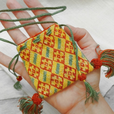 alms purse, alms pouch, almosenbeutel, reliquienbeutel, reliquary pouch, reliquary purse, replica, Replik, Ziegelstich, brick stitch, medieval, embroidery, living history, lebendige Geschichte, Accessoire, accessory, acessoire, embroidered, embroidery, Mittelalter, mittelalterliche, historische, Stickerei, Sticktechnik, middle ages, Middle Ages, muster, pattern, counted embroidery, zählstickerei, reenactment, Beutel, Tasche, Seidenfaden, pflanzlich gefärbt, echte Seide, plantdyed, silk thread, Soignies, Eglise Saint-Vincent