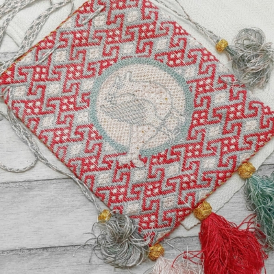 alms purse, alms pouch, almosenbeutel, reliquienbeutel, reliquary pouch, reliquary purse, replica, Replik, Ziegelstich, brick stitch, medieval, embroidery, living history, lebendige Geschichte, Accessoire, accessory, acessoire, embroidered, embroidery, Mittelalter, mittelalterliche, historische, Stickerei, Sticktechnik, middle ages, Middle Ages, muster, pattern, counted embroidery, zählstickerei, reenactment, Beutel, Tasche, Maastricht
