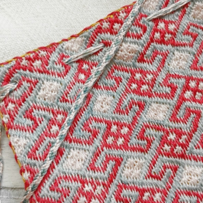 alms purse, alms pouch, almosenbeutel, reliquienbeutel, reliquary pouch, reliquary purse, replica, Replik, Ziegelstich, brick stitch, medieval, embroidery, living history, lebendige Geschichte, Accessoire, accessory, acessoire, embroidered, embroidery, Mittelalter, mittelalterliche, historische, Stickerei, Sticktechnik, middle ages, Middle Ages, muster, pattern, counted embroidery, zählstickerei, reenactment, Beutel, Tasche, Maastricht, Sint-Servaaskerk, Seidenfaden, pflanzlich gefärbt, echte Seide, plantdyed, silk thread, 