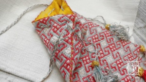 alms purse, alms pouch, almosenbeutel, reliquienbeutel, reliquary pouch, reliquary purse, replica, Replik, Ziegelstich, brick stitch, medieval, embroidery, living history, lebendige Geschichte, Accessoire, accessory, acessoire, embroidered,  embroidery, Mittelalter, mittelalterliche, historische, Stickerei, Sticktechnik, middle ages, Middle Ages, muster, pattern, counted embroidery, zählstickerei, reenactment, Beutel, Tasche, Maastricht, Sint-Servaaskerk, Seidenfaden, pflanzlich gefärbt, echte Seide, plantdyed, silk thread, fingerloop, fingergelooped, Fingerschlaufen, weben, drawstring, Zugband,