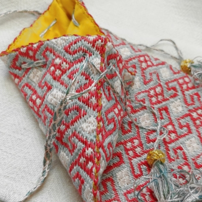 alms purse, alms pouch, almosenbeutel, reliquienbeutel, reliquary pouch, reliquary purse, replica, Replik, Ziegelstich, brick stitch, medieval, embroidery, living history, lebendige Geschichte, Accessoire, accessory, acessoire, embroidered, embroidery, Mittelalter, mittelalterliche, historische, Stickerei, Sticktechnik, middle ages, Middle Ages, muster, pattern, counted embroidery, zählstickerei, reenactment, Beutel, Tasche, Maastricht, Sint-Servaaskerk, Seidenfaden, pflanzlich gefärbt, echte Seide, plantdyed, silk thread, fingerloop, fingergelooped, Fingerschlaufen, weben, drawstring, Zugband, 