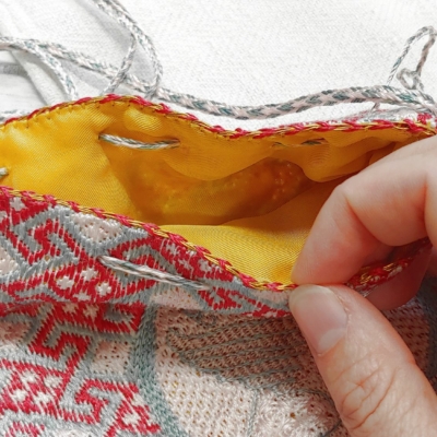 alms purse, alms pouch, almosenbeutel, reliquienbeutel, reliquary pouch, reliquary purse, replica, Replik, medieval, embroidery, living history, lebendige Geschichte, Accessoire, accessory, acessoire, embroidered, embroidery, Mittelalter, mittelalterliche, historische, Stickerei, Sticktechnik, middle ages, Middle Ages, reenactment, Beutel, Tasche, Flechtstich, Echtgold, Goldfaden, braided stitch, gold thread