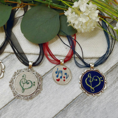 accessoire, bestickter, dirndl, dirndlaccessoire, dirndlaccessoires , dirndlhochzeit, dirndlkette, dirndlschmuck, embroidered, embroidery, gestickte, gestickter, handgestickt, handmade, handstitched, Handwerk, individuell, kettenanhänger , nach Wunsch, natural, pendant, pflanzengefärbt, pflanzengefärbte, plantdyed, schmuck, seide, silk, stitched, Tirol, tracht, trachtenhochzeit, trachtenmode, trachtenschmuck , trachtenstickerei, Unikat, Tradition, altes, alte, Fäden, Noten, Notenschlüssel, Musik, Volksmusik, Blasmusik, 