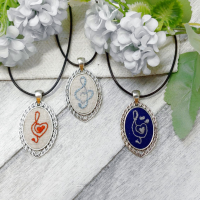 accessoire, bestickter, dirndl, dirndlaccessoire, dirndlaccessoires , dirndlhochzeit, dirndlkette, dirndlschmuck, embroidered, embroidery, gestickte, gestickter, handgestickt, handmade, handstitched, Handwerk, individuell, kettenanhänger , nach Wunsch, natural, pendant, pflanzengefärbt, pflanzengefärbte, plantdyed, schmuck, seide, silk, stitched, Tirol, tracht, trachtenhochzeit, trachtenmode, trachtenschmuck , trachtenstickerei, Unikat, Tradition, altes, alte, Fäden, Noten, Notenschlüssel, Musik, Volksmusik, Blasmusik, 