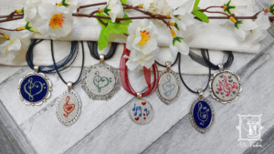 accessoire, bestickter, dirndl, dirndlaccessoire, dirndlaccessoires , dirndlhochzeit, dirndlkette, dirndlschmuck, embroidered, embroidery,  gestickte, gestickter, handgestickt, handmade, handstitched, Handwerk, individuell, kettenanhänger , nach Wunsch, natural, pendant, pflanzengefärbt, pflanzengefärbte, plantdyed, schmuck, seide, silk, stitched, Tirol, tracht, trachtenhochzeit, trachtenmode, trachtenschmuck , trachtenstickerei, Unikat, Tradition, altes, alte, Fäden, Noten, Notenschlüssel, Musik, Volksmusik, Blasmusik,