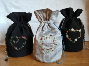 Wolle, schwarz, Herz, Edelweiß, Edelweiss, Rosen,  Blumenkranz, gestickt, Trachtenbeutel, Trachtentasche, Dirndl, Handtasche, Hochzeit, Trachtenhochzeit, handbestickt, Seide, Tradition, Dirndltasche, handgestickt, Hochzeitsdirndl, Accessoire, Tracht, bestickter, Beutel, Dirndlaccessoire, Dirndlhochzeit, embroidered, embroidery, floral, florals, flowers, gestickter, handmade, handstitched, Handwerk, individuell, nach Wunsch, pflanzengefärbt, pflanzengefärbte, plantdyed, seide, silk, stitched, Tirol, Tracht, Unikat, Tradition, altes, alte, Fäden, historische, Stickerei, Trachtenmode, Trachtenstickerei