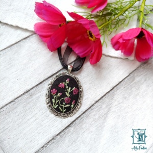 Glockenblume, Dirndlschmuck nach Wunsch, Blumenstickerei, Blüten, gestickt, Dirndlkette, Trachtenschmuck, handgefertigt, Unikat