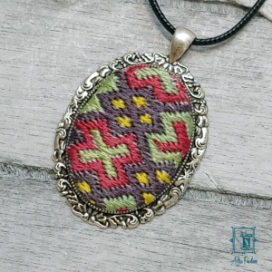 Handwerkspreis, Statement, Schmuck, Unikat, einzigartig, Mittelalterkette, Mittelalterschmuck, Ziegelstich, mittelalterliche Stickerei, counted embroidery, Seidenfaden, pflanzengefärbt