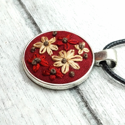 Trachtenschmuck, rot, dunkelrot, blutrot, krapprot, Blümchen, Streublümchen, scattered flowers, Dirndl, Kette, Schmuck, Dirndlschmuck, Hochzeitsdirndl, Trachtenhochzeit, 