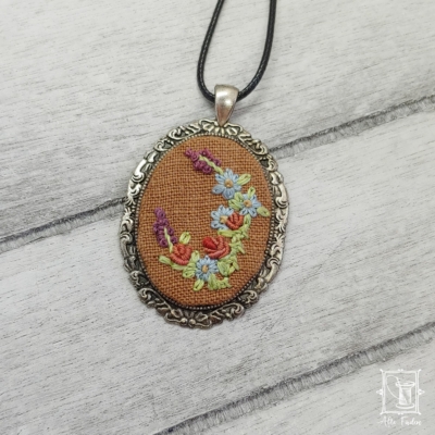 Blumenanhänger, Blütenschmuck, Trachtenschmuck, Dirndlschmuck, Geschenksidee, trachtig, Dirndl, Kette, Anhänger, Schmuck, handgemacht, Handstickerei, Seiden Stickerei, Unikat
