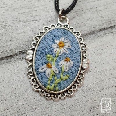 Romantikschmuck, Kettenanhänger, Kamille, pflanzengefärbt, Waidfärbung, Indigo, handgestickt, hand-embroidered, Elfenschmuck, 