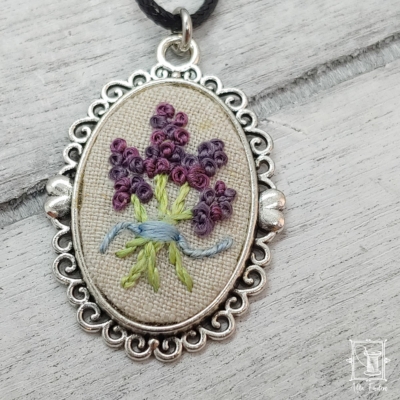 gestickt, Lavendel, Schmuck, Schmuckkette, Kettenanhänger, Pendant, handgestickt, hand-gestickt, flower embroidery, tiny embroidery, hand stitched, silk threads 