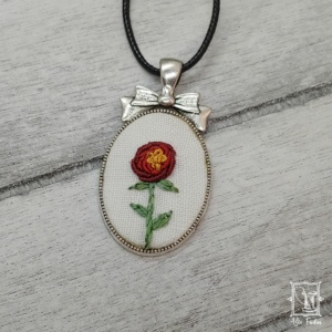 gestickte Rose, Rosenstickerei, Handstickerei, handembroidered, roseembroidery, Unikat, Schmuckstück