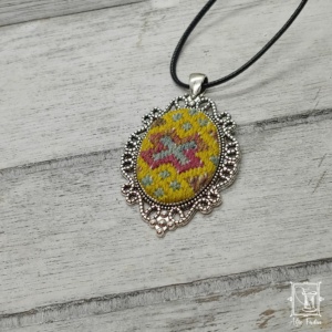 Seidenstickerei, gestickter Schmuck, Mittelalter, Burgdame, Unikat, medieval embroidery, historical inspired jewellery, brick stitch embroidery,