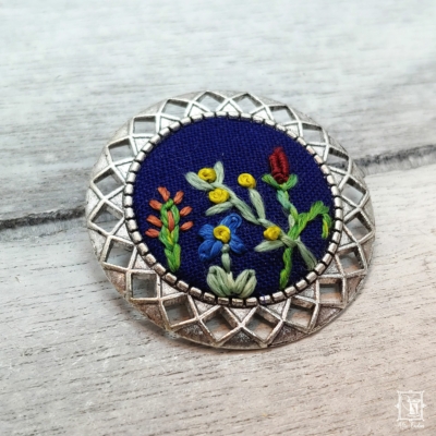 Brosche, trachtig, Trachtenbrosche, für Oma, Blumenwiese, gestickt, handgestickt, Blümchen, Blumenstickerei, Bayern, Muttertag