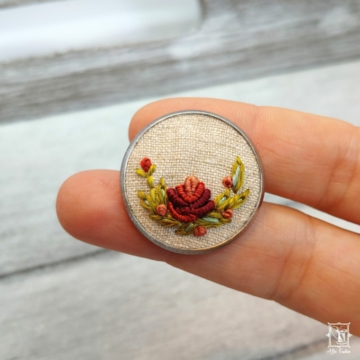 Tiny embroidery, bullion knot rose, Rosenstickerei, gestickte Blume, Miniaturstickerei, Ansteckpin, Reversnadel, Anstecker, Edelstahlpin, Blazerschmuck, 