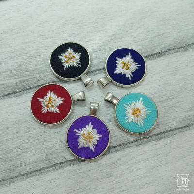 1 inch pendant, inchpendant, tiny embroidery, miniature embroidery, Statementschmuck, Unikatschmuck, moderne Tracht, Edelweissblüte, Edelweiss