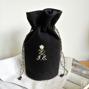 Trachtenbeutel, Trachtentasche, Edelweiß, Wollbeutel, Monogrammstickerei, monogram embroidery, gestickte Initialen, gestickte Buchstaben, Geschenksidee, Dirndl, Kassettlbeutel, Kassettltasche, Accessoire zur Tracht, Trachtenaccessoir, Trachtenzubehör