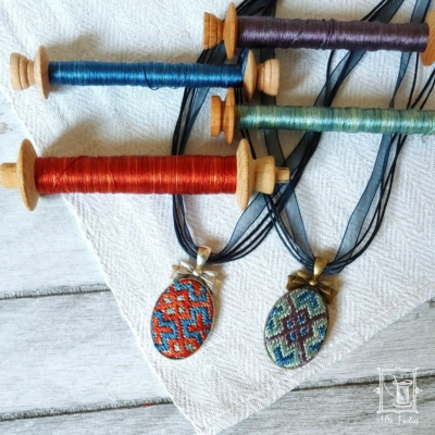 Ziegelstich, Anhänger, brick stitch, embroidery, Stickerei, Mittelalter, Schmuck, historisches Muster, historisch, Gewandung, Maid, Burgfräulein, handgemacht, gestickt, Mittelaltermuster