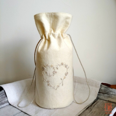 Dirndlhochzeit, Hochzeitstasche, Hochzeitsbeutel, Herz, Handstickerei, Perlen, Seide, elfenbein, 