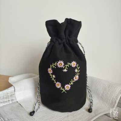 Wolle, schwarz, Herz, Edelweiß, Edelweiss, Rosen, Blumenkranz, gestickt, Trachtenbeutel, Trachtentasche, Dirndl, Handtasche, Hochzeit, Trachtenhochzeit, handbestickt, Seide, Tradition, Dirndltasche, handgestickt, Hochzeitsdirndl, Accessoire, Tracht, bestickter, Beutel, Dirndlaccessoire, Dirndlhochzeit, embroidered, embroidery, floral, florals, flowers, gestickter, handmade, handstitched, Handwerk, individuell, nach Wunsch, pflanzengefärbt, pflanzengefärbte, plantdyed, seide, silk, stitched, Tirol, Tracht, Unikat, Tradition, altes, alte, Fäden, historische, Stickerei, Trachtenmode, Trachtenstickerei